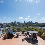 Elegant Studio With Rooftop Harbour Views