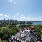 Elegant Studio With Rooftop Harbour Views