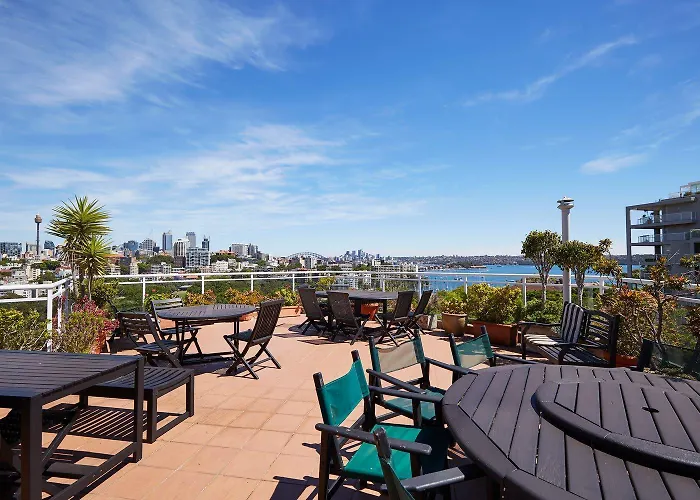 Elegant Studio With Rooftop Harbour Views